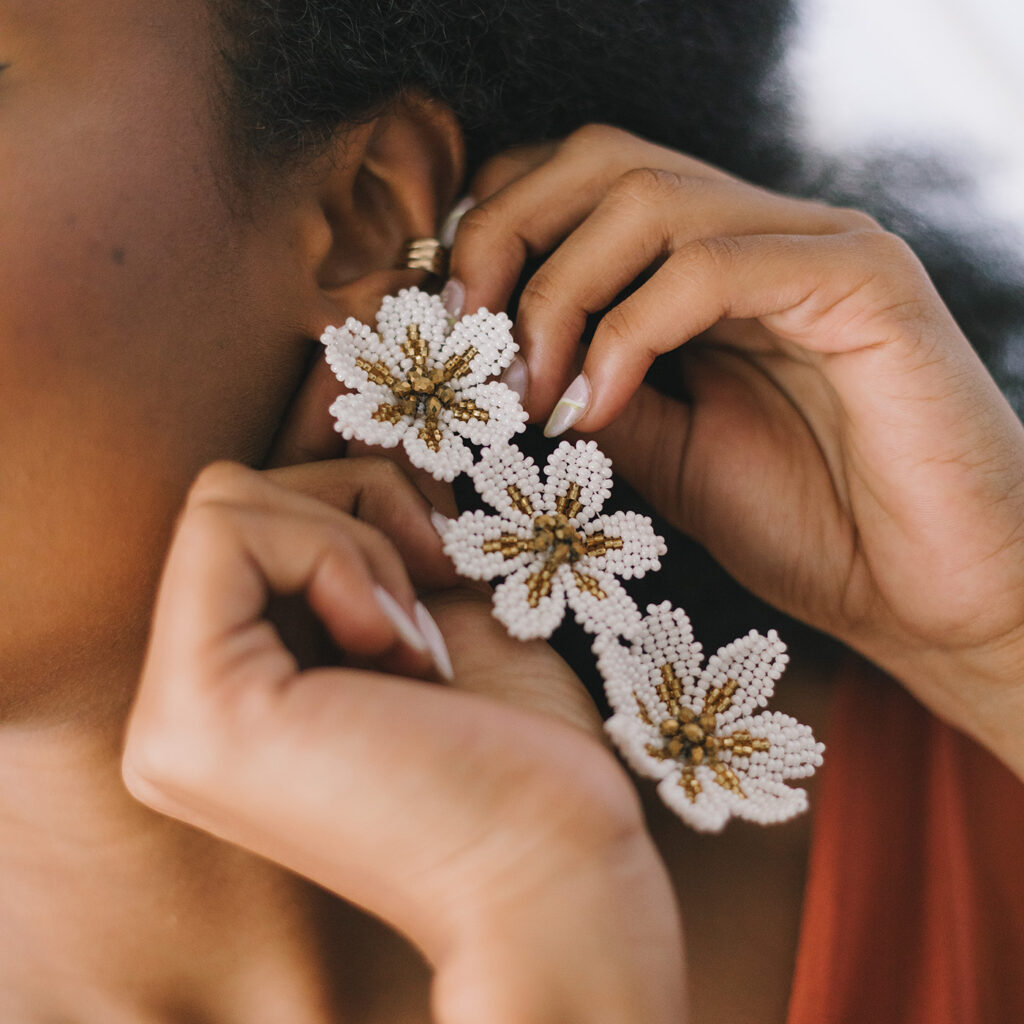 Triple Flor Earrings [White]