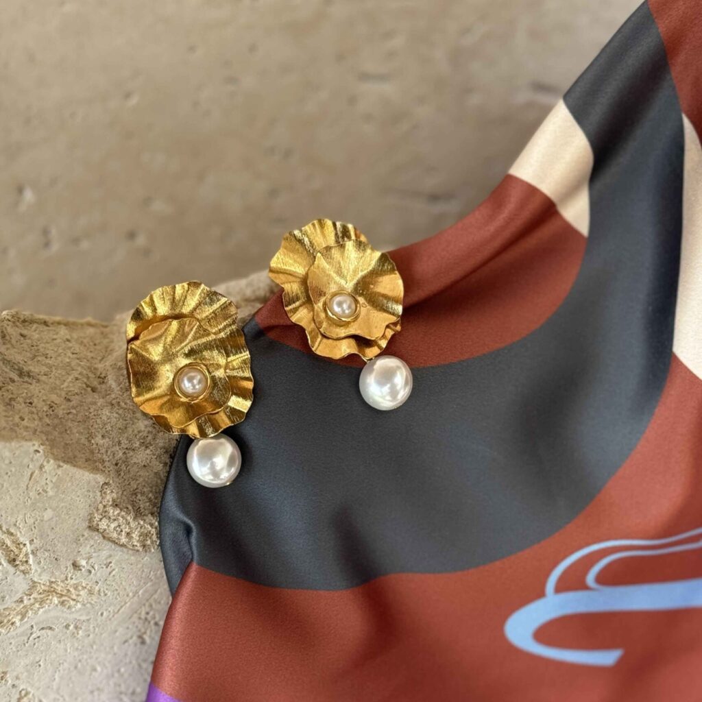 The Shell II Earrings w/ Perla